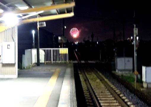 駅から花火.jpg